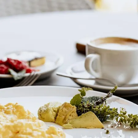 Favai Hills Your Secret Hideaway Bed & Breakfast 4*