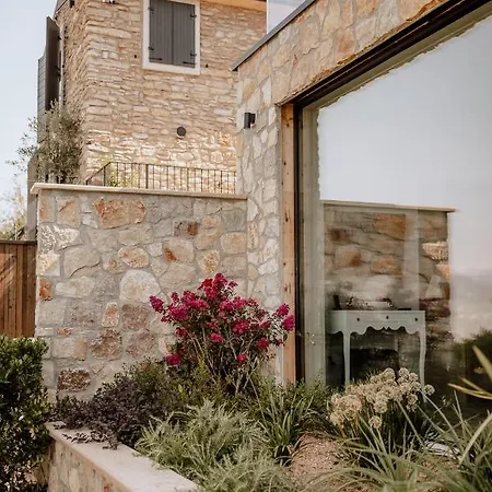 Favai Hills Your Secret Hideaway Bed & Breakfast 4*